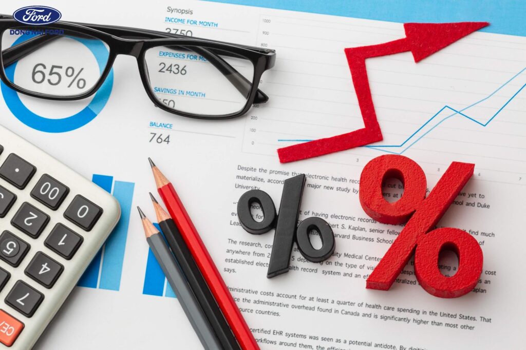 Các yếu tố ảnh hưởng đến giá xe Ford 5 chỗ gầm cao