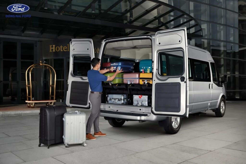 Cốp sau chứa đồ của dòng xe Limousine 16 chỗ