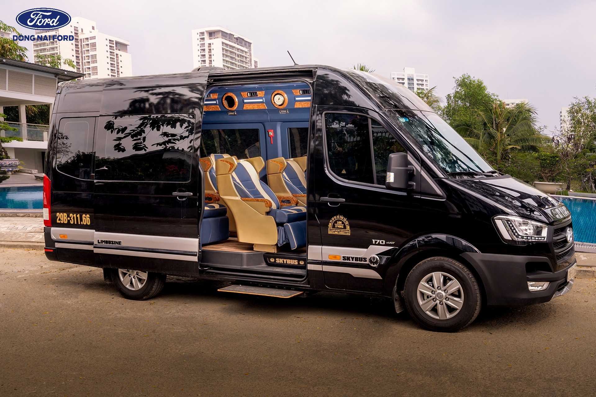 Các yếu tố ảnh hưởng đến giá xe limousine