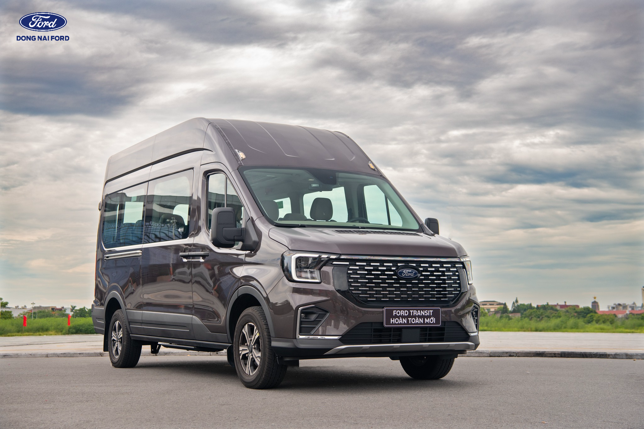 Ngoại thất Ford Transit Limousine