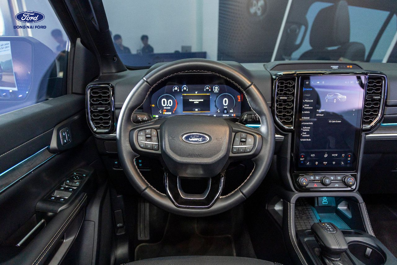 Tổng quan khoang lái của Ford Everest